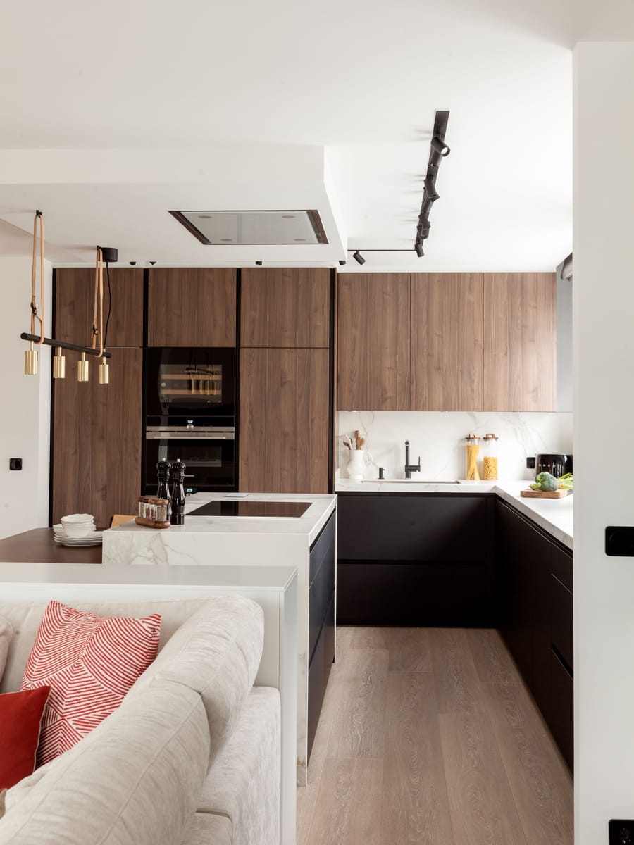 Cocina comedor con isla, mesa y banco a juego